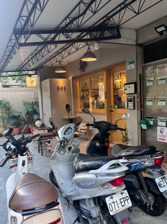 Beitou Black Goldfish Café